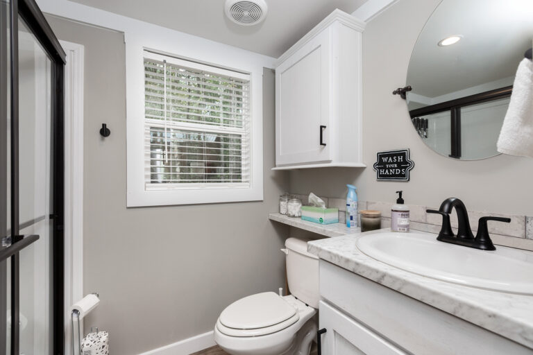 49LS-103_Coldwater_GuestBath_Sept-2023_01_web