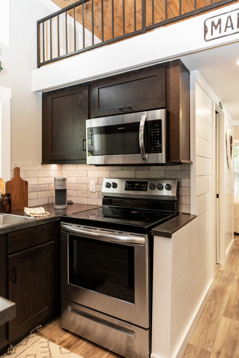 49LS-104_Swayback-LittleRiverEscape_Kitchen_Sept-2023_05_web