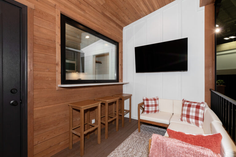 49121_Kinlock_FrontPorch-WindowClosed_Nov-2026_01